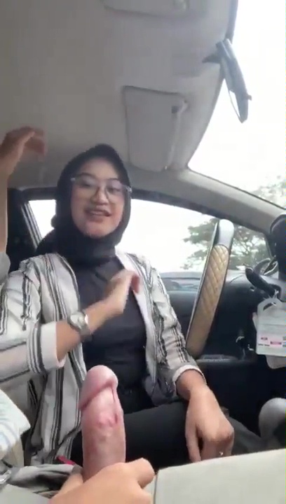 Cewe Jilbab Ngulumin Cowoknya Di Mobil Kontolnya Bau Jengkol